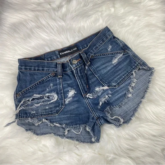 🔥Vtg EXPRESS Distressed Frayed Hem Jean Shorts High Waist Mid Wash Denim 3/4 - Picture 2 of 16